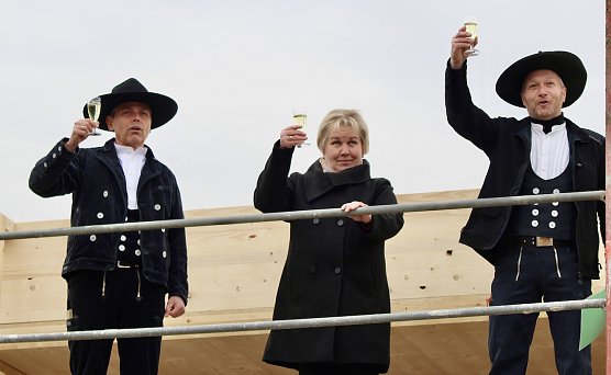 v.l Thoralf B&auml;ring (B&auml;ring Bau);Gudrun Knoch (Projektleiterin Wohnheim Diakonie Novalis); Zimmermann (Foto: Eva Maria Wiegand)