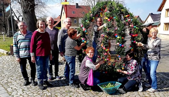 Wandergruppe aus Etzleben schm&uuml;ckt "Ihr" Osterei (Foto: Peter Ke&szlig;ler)
