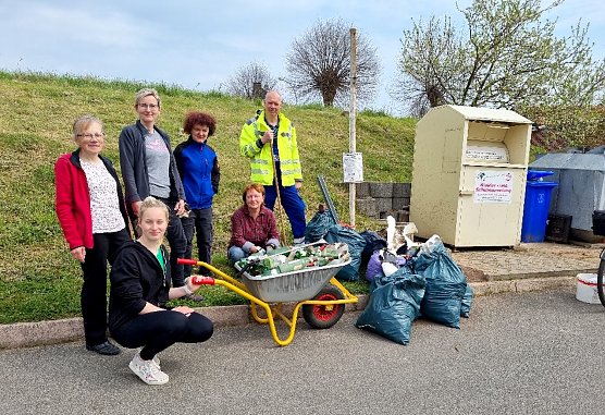 Hachelbichler entsorgen fremdem M&uuml;ll, der teilweise achtlos im Vorbeifahren aus dem Auto geworfen wird (Foto: Petra Hartung)