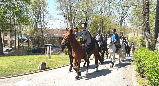 Die Reiterschaft erreicht das Schloss in Grüningen (Foto: Karina Krausholz) Die Reiterschaft erreicht das Schloss in Grüningen (Foto: Karina Krausholz)