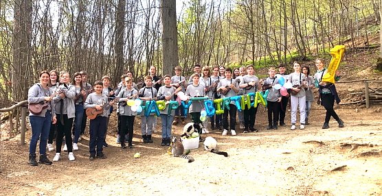 Geburtstagsfeier f&uuml;r Floyd mit Sch&uuml;lern der Franzbergschule im Affenpark Strau&szlig;berg (Foto: S. Dietzel)