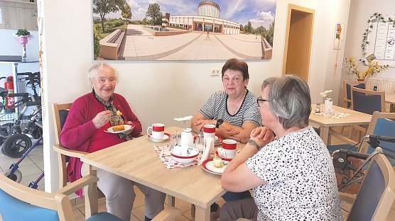 Fröhliches Beisammensein am Tag der Offenen Tür in Barbarossagarten (Foto: Diakonie Novalis) Fröhliches Beisammensein am Tag der Offenen Tür in Barbarossagarten (Foto: Diakonie Novalis)