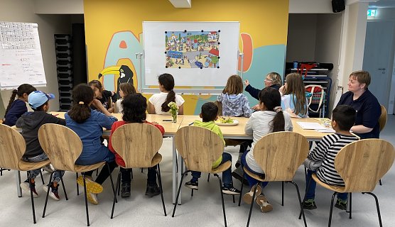 Mit dem Wimmelbild auf Spurensuche nach Käpt'n Kork. (Foto: I.Römer) Mit dem Wimmelbild auf Spurensuche nach Käpt'n Kork. (Foto: I.Römer)