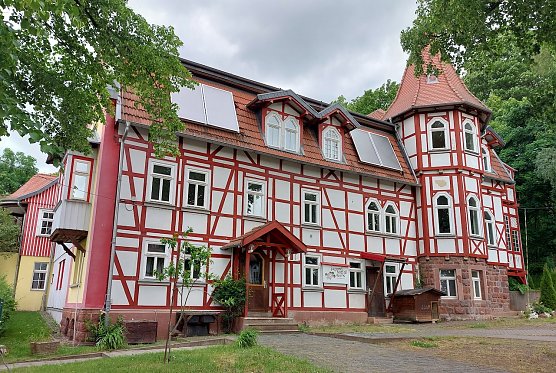 Haus und Umgebung bieten sowohl f&uuml;r die Kinder und Jugendlichen als auch das Personal in jeder Hinsicht optimale Bedingungen. Fotos W&uuml;lfingerode (privat): Viel Zulauf und vielf&auml;ltige M&ouml;glichkeiten boten sich w&auml;hrend des Parkfestes. Beim Kistenklettern galt es Balancegef&uuml;hl und motorisches Geschick zu beweisen.  (Foto: privat)