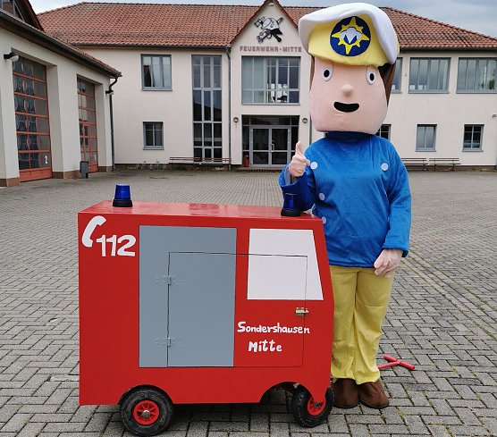 Feuerwehrmann SAM mit seinem Feuerwehrauto (Foto: Feuerwehr Sondershausen-Mitte) Feuerwehrmann SAM mit seinem Feuerwehrauto (Foto: Feuerwehr Sondershausen-Mitte)