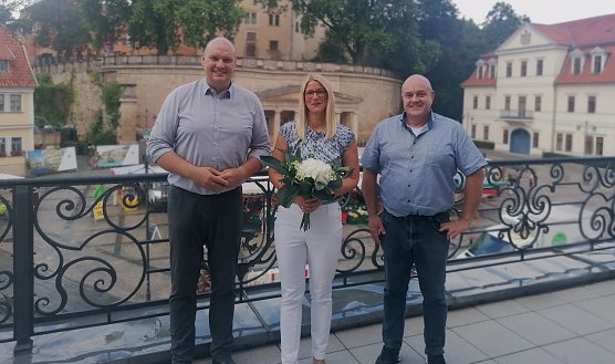 Steffen Grimm, B&uuml;rgermeister der Stadt Sondershausen (li.), und Steffen Gr&ouml;bel, B&uuml;rgermeister der Stadt Ebeleben (re.),gratulierten Kathleen K&uuml;hn (Mitte) zum Posten der neuen Gesch&auml;ftsf&uuml;hrerin der Wippertal Wohnungsbau- und Grundst&uuml;cksgesellschaft  (Foto: Stadtverwaltung Sondershausen)