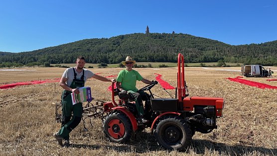 Entstehung des Bodenbildes in Bad Frankenhausen (Foto: Kyffhäuser Denkmal ) Entstehung des Bodenbildes in Bad Frankenhausen (Foto: Kyffhäuser Denkmal )