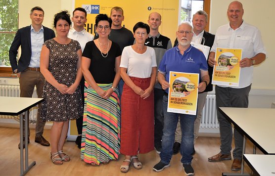 (v.l.n.r.): Thomas Lotzwik, Filialbereichsleiter bei der Kyffh&auml;usersparkasse, Christian B&ouml;duel, Regionalleiter Nordth&uuml;ringen der IHK Erfurt, Angela B&ouml;hme, Mitarbeiterin der Wirtschaftsf&ouml;rderung und Innenstadtentwicklung der Stadt Sondershausen und B&uuml;rgermeister Steffen Grimm freuen sich auf das "Heimat Shoppen" in Sondershausen (Foto: Janine Skara)