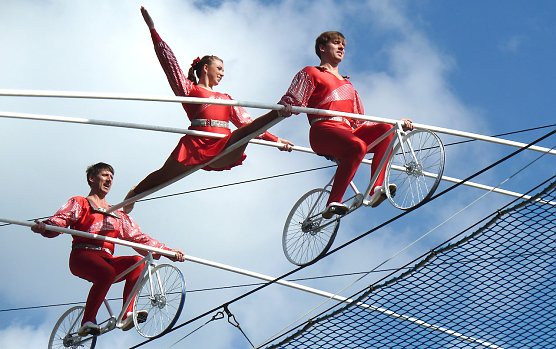 (Archiv 2019) Spektakul&auml;re Darbietung der Geschwister Weisheit auf dem Hochseil  (Foto: Geschwister Weisheit)