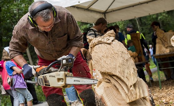 Die Th&uuml;ringenForst-A&ouml;R feiert ihr zehnj&auml;hriges Jubil&auml;um � und bietet ein spektakul&auml;res Programm vom Flo&szlig;bau bis zum Motors&auml;genk&uuml;nstler mit viel Musik und kulinarischen Wildgerichten (Foto: Th&uuml;ringenForst/Jacob Schroeter)