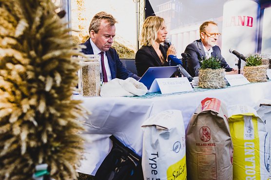 Dr. Klaus Wagner (Pr&auml;sident TBV), Ministerin Susanna Karawanskij, Stephan Kill (Roland Mills Ost GmbH) (Foto: D. Santana/TMIL)