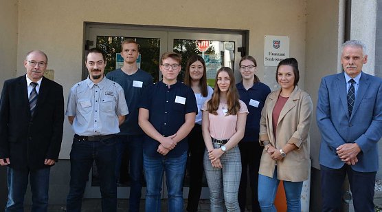 Finanzamtsleiter Josef Wulfing (re.); Ausbildungsleiter Guido Rhode (li.);  sieben neue Kolleginnen und Kollegen. � (Foto: Finanzamt Sondershausen)
