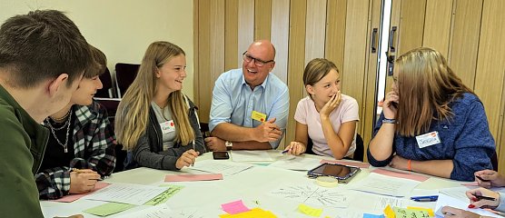 Hatten Spa&szlig; beim Aust&uuml;fteln der Beschlussvorlagen: B&uuml;rgermeister Grimm (Mitte) und die Teilnehmer bei Jugend entscheidet"   (Foto: Janine Skara)