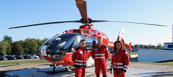 Christoph 37 und seine heutige Crew - Notarzt Patrick Heinrici, Notfallsanit&auml;terin Sandra Reich und Pilot Dominique Kranich (Foto: agl)