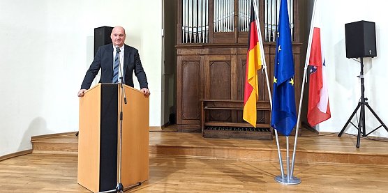 B&uuml;rgermeister Steffen Grimm er&ouml;ffnete den Festakt zum Tag der Deutschen Einheit im Carl-Schroeder-Saal. (Foto: Janine Skara)