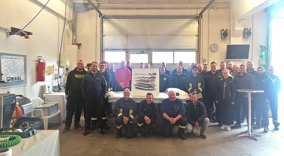 30 Kameradinnen und Kameraden der Feuerwehr Sondershausen wurden zur Rettung bei Hochvolt-Fahrzeugen geschult. (Foto: Markus P&ouml;&szlig;el, Stadtbrandmeister Sondershausen)