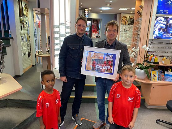 SG Empor bedankt sich bei seinem Sponsor (Foto: Alexej Peilmann - SG Empor)