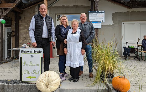 B&uuml;rgermeister der Stadt Sondershausen, Steffen Grimm, Verkaufsstellenleiterin im Dorfladen Altes Gut, Anke Arndt, die ehemalige Ortsteilb&uuml;rgermeisterin Gudrun Oesterheld und Ortsteilb&uuml;rgermeister von Berka, Steffen Kellermann, freuten sich &uuml;ber die vielen Besucher beim Herbstmarkt. (Foto: Janine Skara)