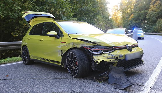 Verunfallter VW heute Nachmittag auf der B249 (Foto: S.Dietzel)