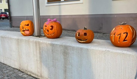 Vier Kürbiskunstwerke wurden schon zum Wettbewerb eingereicht (Foto: Claudia Langhammer) Vier Kürbiskunstwerke wurden schon zum Wettbewerb eingereicht (Foto: Claudia Langhammer)