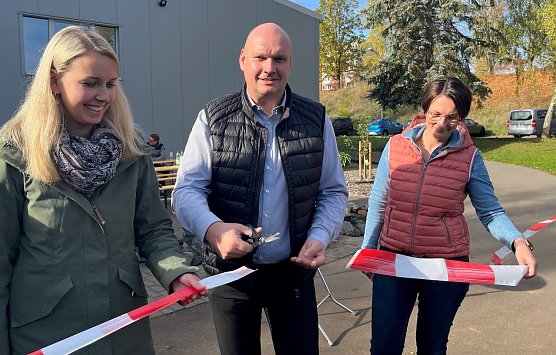 Sondersh&auml;user B&uuml;rgermeister Steffen Grimm er&ouml;ffnet die Pumptrack-Anlage in der Skate Arena in Sondershausen (Foto: Claudia Langhammer)