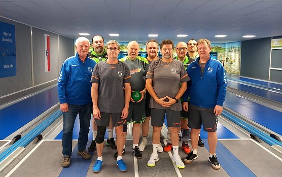 Beide Mannschaften nach dem Punktekampf (Foto: Knut Herzau) Beide Mannschaften nach dem Punktekampf (Foto: Knut Herzau)