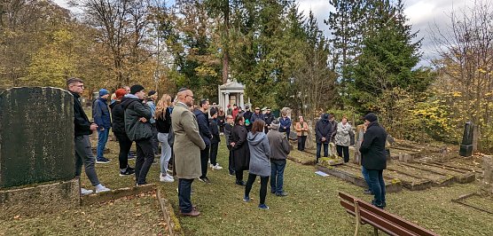 Rund 50 Sondersh&auml;user nahmen an der Gedenkfeier auf dem j&uuml;dischen Friedhof teil. (Foto: Janine Skara)