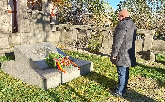 In aller Stille legte B&uuml;rgermeister Steffen Gr&ouml;bel am diesj&auml;hrigen Volkstrauertag einen Kranz am Kriegerdenkmal in Ebeleben nieder (Foto: Silvia Kramer-Gr&ouml;bel)