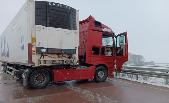 Gl&auml;tteunfall im Kyffh&auml;userkreis. Sattelzug schlittert in die Leitplanke (Foto: Feuerwehr Heldrungen/Silvio Dietzel)