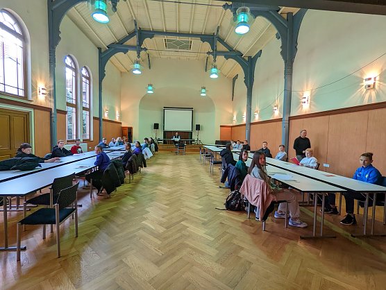 Im Carl-Schroeder-Saal f&uuml;hrten die Achtkl&auml;ssler eine fiktive Stadtratssitzung mit B&uuml;rgermeister Grimm (Mitte) durch. (Foto: Janine Skara)