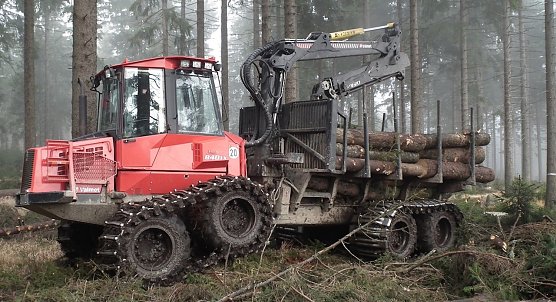 Moderne Holzr&uuml;ckemaschinen haben zur Bodenschonung hochflexible Fahrwerke. Durch zus&auml;tzliche Moorb&auml;nder wird die Bodenkontaktfl&auml;che gegen&uuml;ber der Einzelbereifung deutlich erh&ouml;ht   (Foto: Horst Spro&szlig;mann)