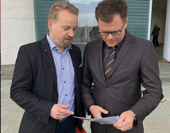  Marcel K&uuml;bler, Vorstandsmitglied NUV, bei der &Uuml;bergabe des Forderungskataloges der Nordth&uuml;ringer Wirtschaft an Staatsminister Carsten Schneider im Bundeskanzleramt (Foto: NUV)