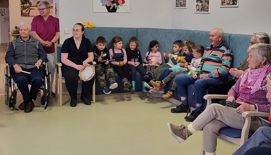Kita-Kinder besuchen besuchten die Tagespflege Barbarossagarten (Foto: Karina Krausholz) Kita-Kinder besuchen besuchten die Tagespflege Barbarossagarten (Foto: Karina Krausholz)
