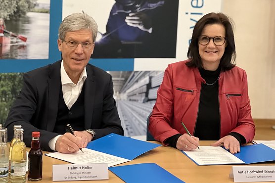 v.r.n.l. Landr&auml;tin des Kyffh&auml;userkreises, Antje Hochwind-Schneider (SPD) mit dem Th&uuml;ringer Minister f&uuml;r Bildung, Jugend und Sport, Helmut Holter (DIE LINKE) (Foto: LRA Sondershausen)