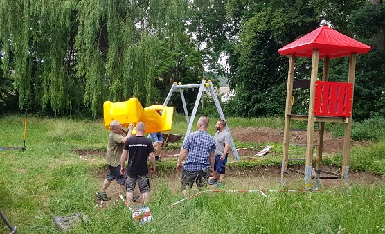 Beim Aufbau des Kinderspielplatzes halfen viele Hände (Foto: Mario Merten) Beim Aufbau des Kinderspielplatzes halfen viele Hände (Foto: Mario Merten)