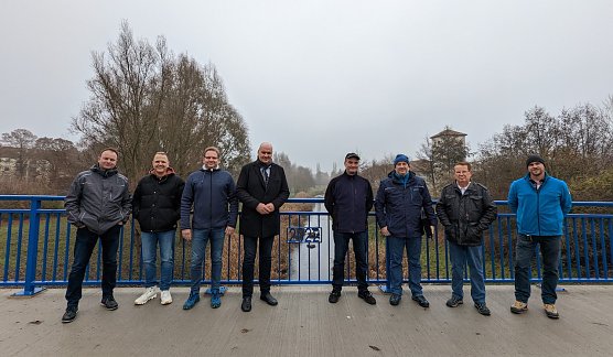 B&uuml;rgermeister Steffen Grimm (4.v.li), freute sich zusammen mit Vertretern des Sondersh&auml;user Stadtrates, der Stadtverwaltung und der verantwortlichen Baufirma HTB K&uuml;llstedt GmbH gemeinsam die Br&uuml;cke einzuweihen. (Foto: Janine Skara)