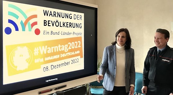 v.l. Landr&auml;tin Antje Hochwind-Schneider und Kreisbrandinspektor Jonas Weller informieren &uuml;ber den Bundesweiten Warntag 2022 (Foto: Eva Maria Wiegand)