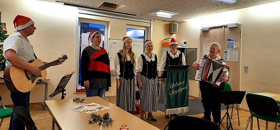 Die "Bebraer Singv&ouml;gel" erfreuten die Zuh&ouml;rer am Nikolaustag mit ihrem Gesang (Foto: Dorothea Kieper)