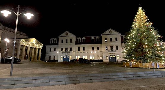 Weihnachtslich geschm&uuml;ckter Marktplatz in Sondershausen mit dem Blick auf das Landratsamt  (Foto: Eva Maria Wiegand)