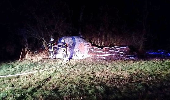Feuerwehrleute an der abgelöschten Brandstelle heute Morgen (Foto: S.Dietzel) Feuerwehrleute an der abgelöschten Brandstelle heute Morgen (Foto: S.Dietzel)