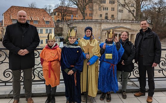 Sternsinger &uuml;berbringen Segensw&uuml;nsche an den B&uuml;rgermeister von Sondershausen Steffen Grimm 1.v.l.  (Foto: Janine Skara)