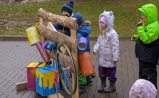 Kita Kinder der Kita Anne Frank" bestaunen ihr neues Musikinstrument (Foto: Jana Gro&szlig;)