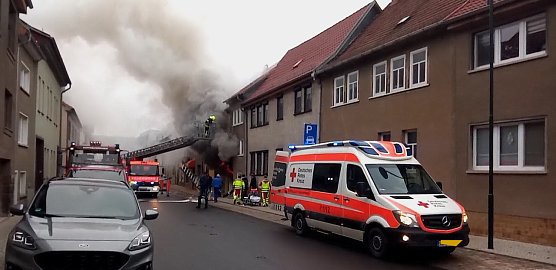 Bei einem Wohnungsbrand in Neustadt/ Greußen wurden zwei Menschen verletzt (Foto: S. Dietzel) Bei einem Wohnungsbrand in Neustadt/ Greußen wurden zwei Menschen verletzt (Foto: S. Dietzel)