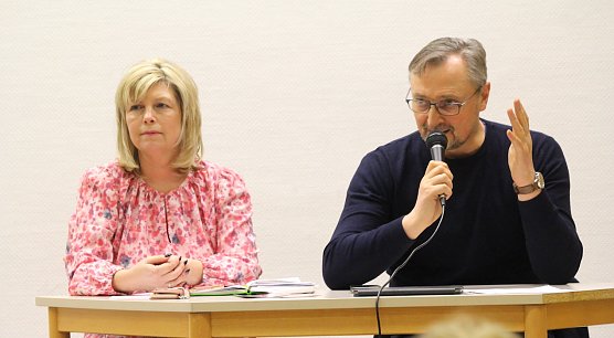 Cordula Eger begleitete ihren Parteigenossen Torsten Wolf gestern auf seiner Werbetour f&uuml;r ein neues Schulgesetz (Foto: Eva Maria Wiegand)