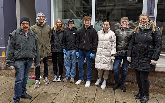 Schlossmuseumsleiterin Dr. Carolin Sch&auml;fer (rechts), R&uuml;diger Br&uuml;ggemann, Geschichtslehrer Martin Brauer und Sch&uuml;lerinnen und Sch&uuml;ler des Geschwister-Scholl Gymnasiums trafen sich am Internationalen Tag des Gedenkens an die Opfer des Holocaust in der Innenstadt von Sondershausen, um gemeinsam die Stolpersteine zu putzen. (Foto: Janine Skara)