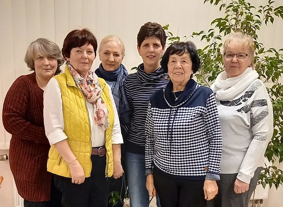 Vorstand des Frankenh&auml;user Frauenchors 2023 - v.l.n.r. Ludmila Sergienko (Chorleiterin), Annelie Ihling (Vorsitzende), Sylvia Beu&szlig;el (Stellvertretende  Vorsitzende), Katrin Milde (Schriftf&uuml;hrerin), Rosi Wolff (Notenwart), Waltraud Kirchner (Schatzmeisterin) (Foto: Kartin Milde)