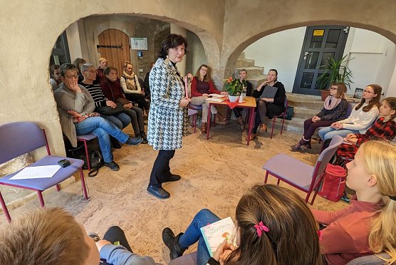Beim 64. Vorlesewettbewerb entschieden vier Jurorinnen &uuml;ber die Preisvergabe (Tisch hinten): Janine Skara (Pressesprecherin der Stadt Sondershausen); Eva Maria Wiegand (Redakteurin der Kyffh&auml;user Nachrichten und Kinderbuchautorin); Janett Noack (Bibliotheksleiterin) und Claudia Langhammer (Leiterin der Stabsstelle Kultur/ Tourismus). (Foto: Janine Skara)