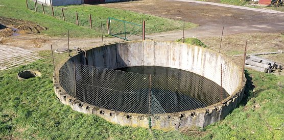 Das Sickerwasserbecken in Abtsbessingen: Fundort eines grausamen Verbrechens an Katzen? (Foto: S.Dietzel)