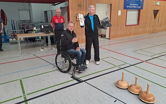 v.l.n.r. Herr Hochberg ehrte Siegfried Anson mit der Ehrennadel des TBRSV in Silber (Foto: K.-H. Schmidt)