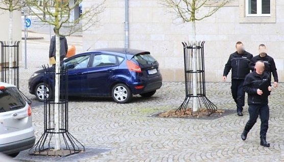 Kai Buchmann (links mit Umschlag in der Hand) verl&auml;sst das Rathaus. Die Beamten des Ordnungsamtes (rechts) haben ihn eskortiert. (Foto: S.Dietzel)